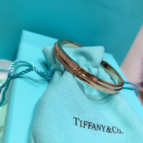 T*f*ny-necklace
